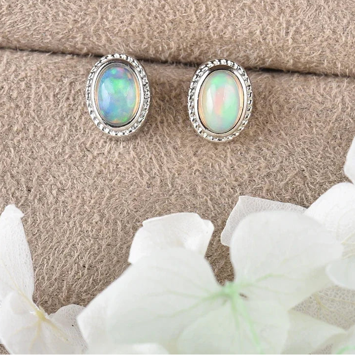Boucles d'oreilles en opale naturelle – Clous d'oreilles pour femmes avec tige en argent, pierre précieuse naturelle (forme cube ovale) et motif torsadé façon dentelle – Idée cadeau