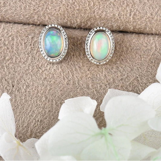 Boucles d'oreilles en opale naturelle – Clous d'oreilles pour femmes avec tige en argent, pierre précieuse naturelle (forme cube ovale) et motif torsadé façon dentelle – Idée cadeau