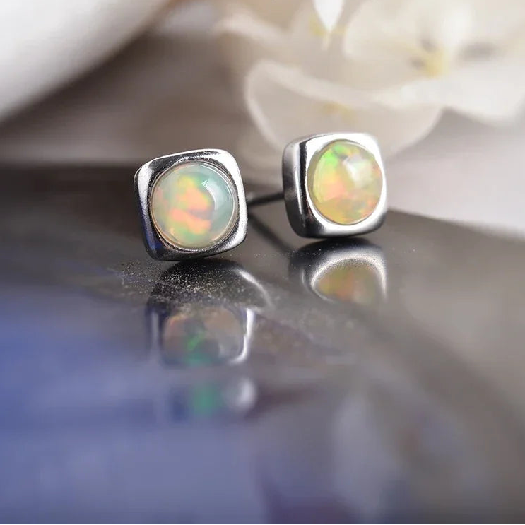 Boucles d'oreilles en opale précieuse – Clous carrés (cube de 5 mm) en pierre naturelle avec tige en argent – Bijou pour femme (idée cadeau)