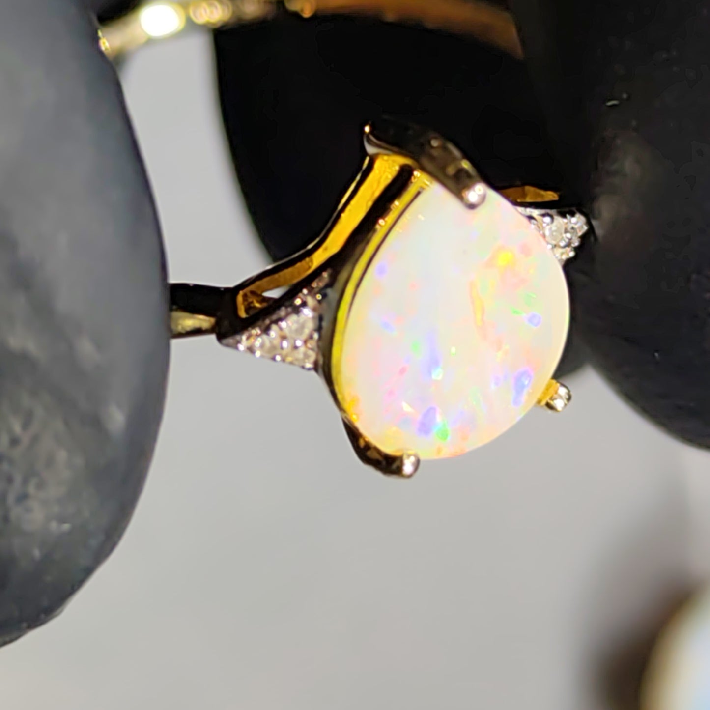 Bague or jaune 14 carats opale australienne et diamants