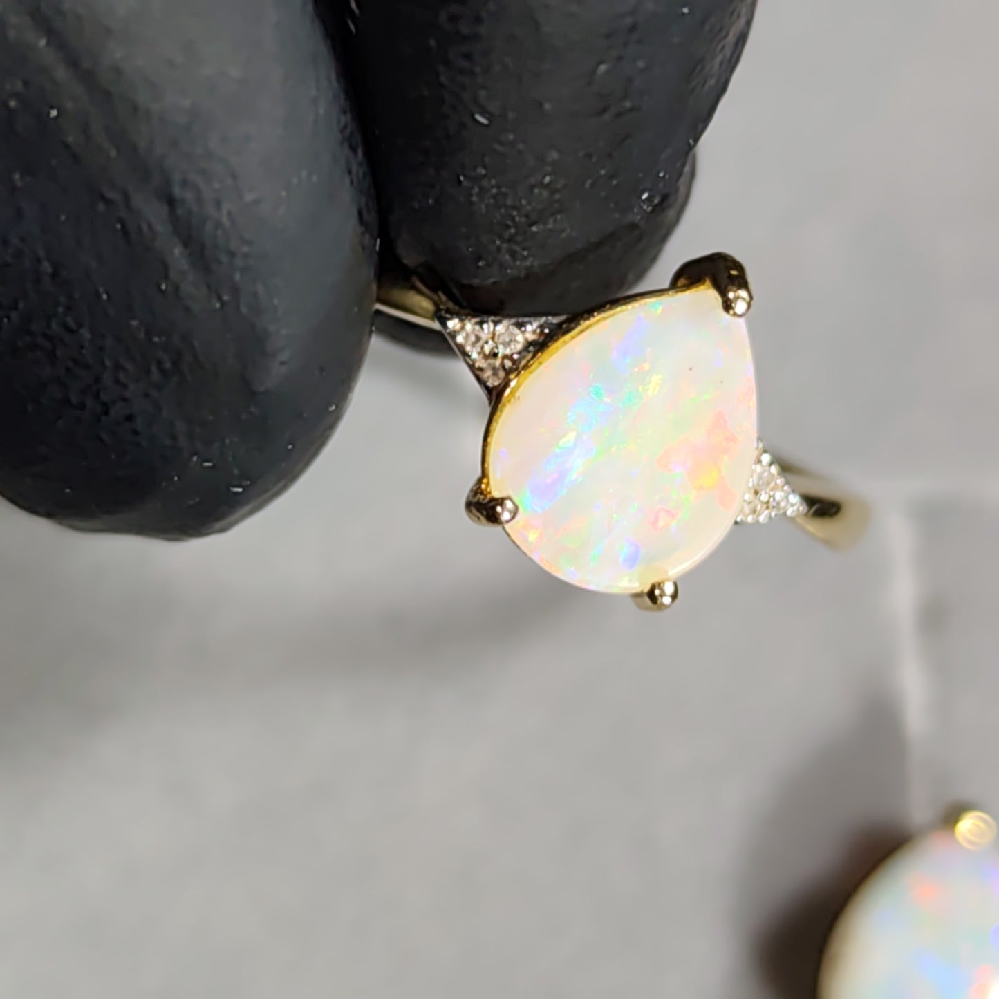 Bague or jaune 14 carats opale australienne et diamants