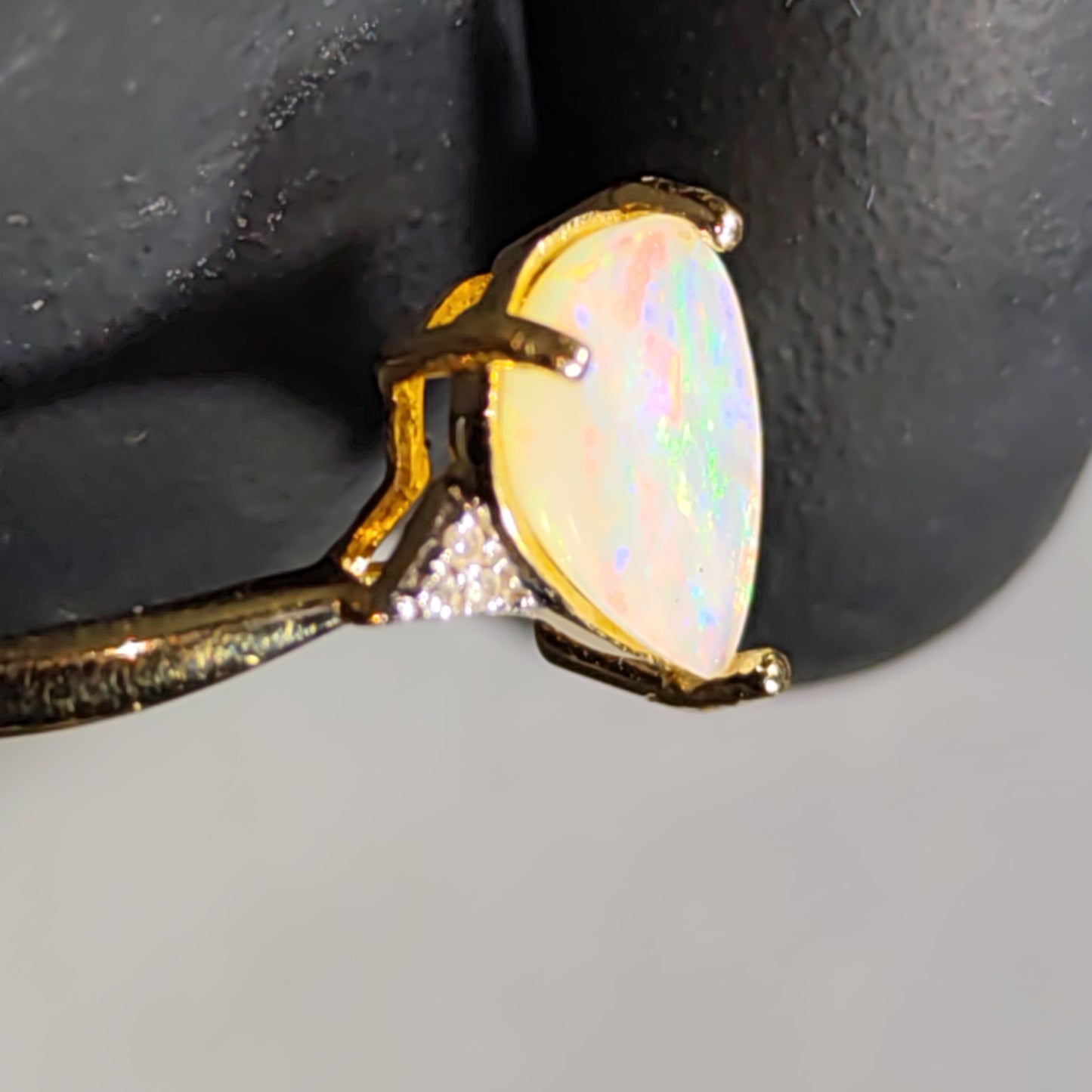 Bague or jaune 14 carats opale australienne et diamants