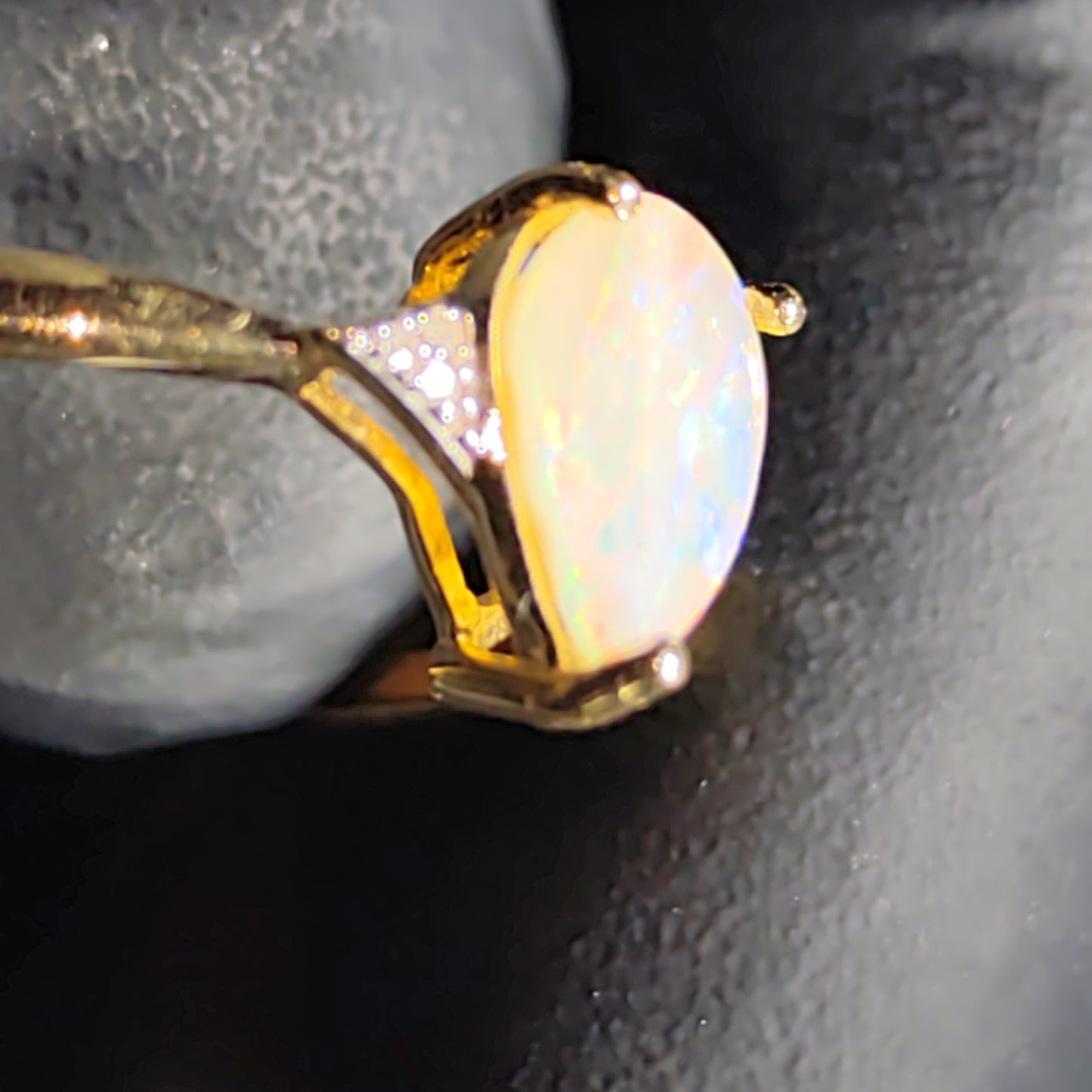 Bague or jaune 14 carats opale australienne et diamants