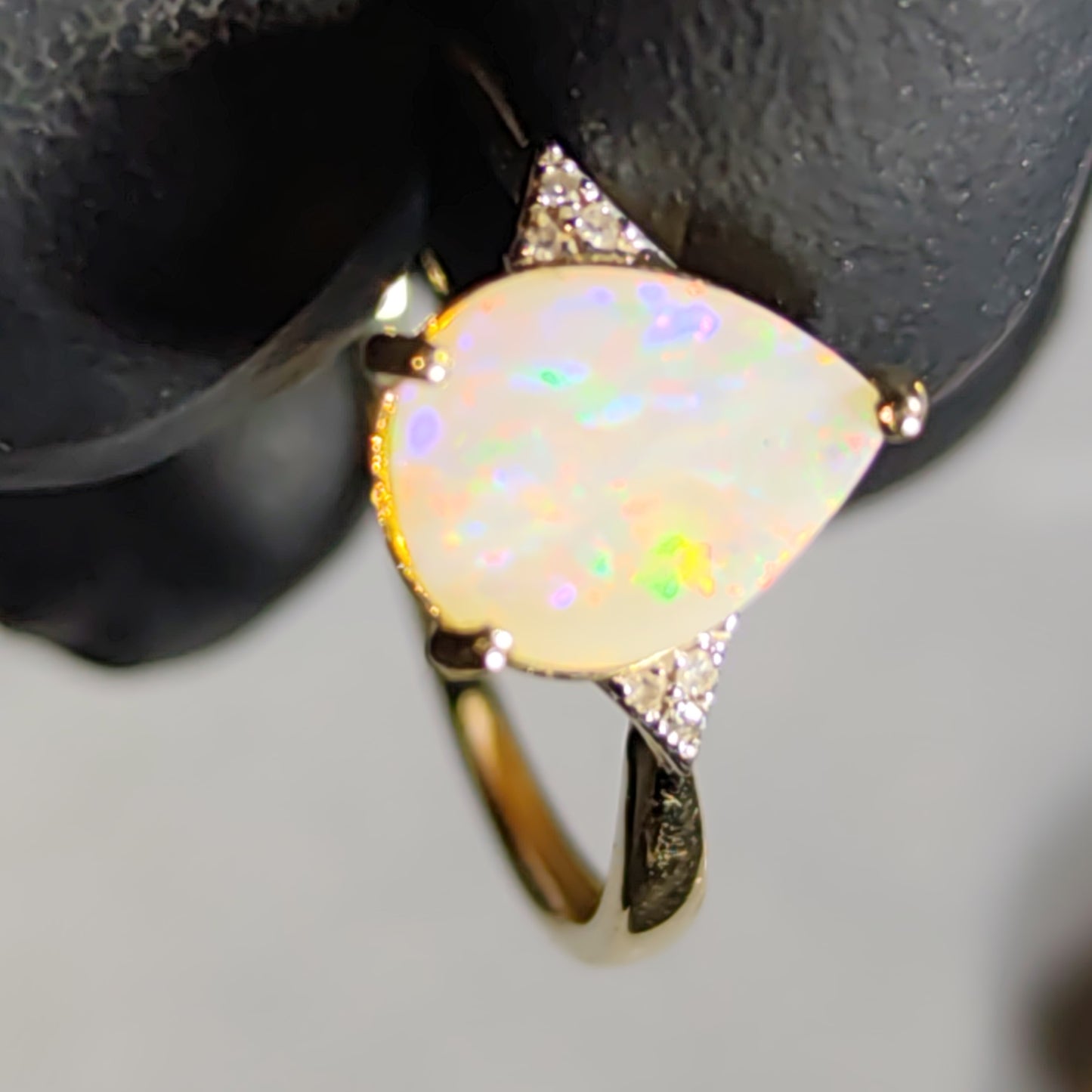 Bague or jaune 14 carats opale australienne et diamants