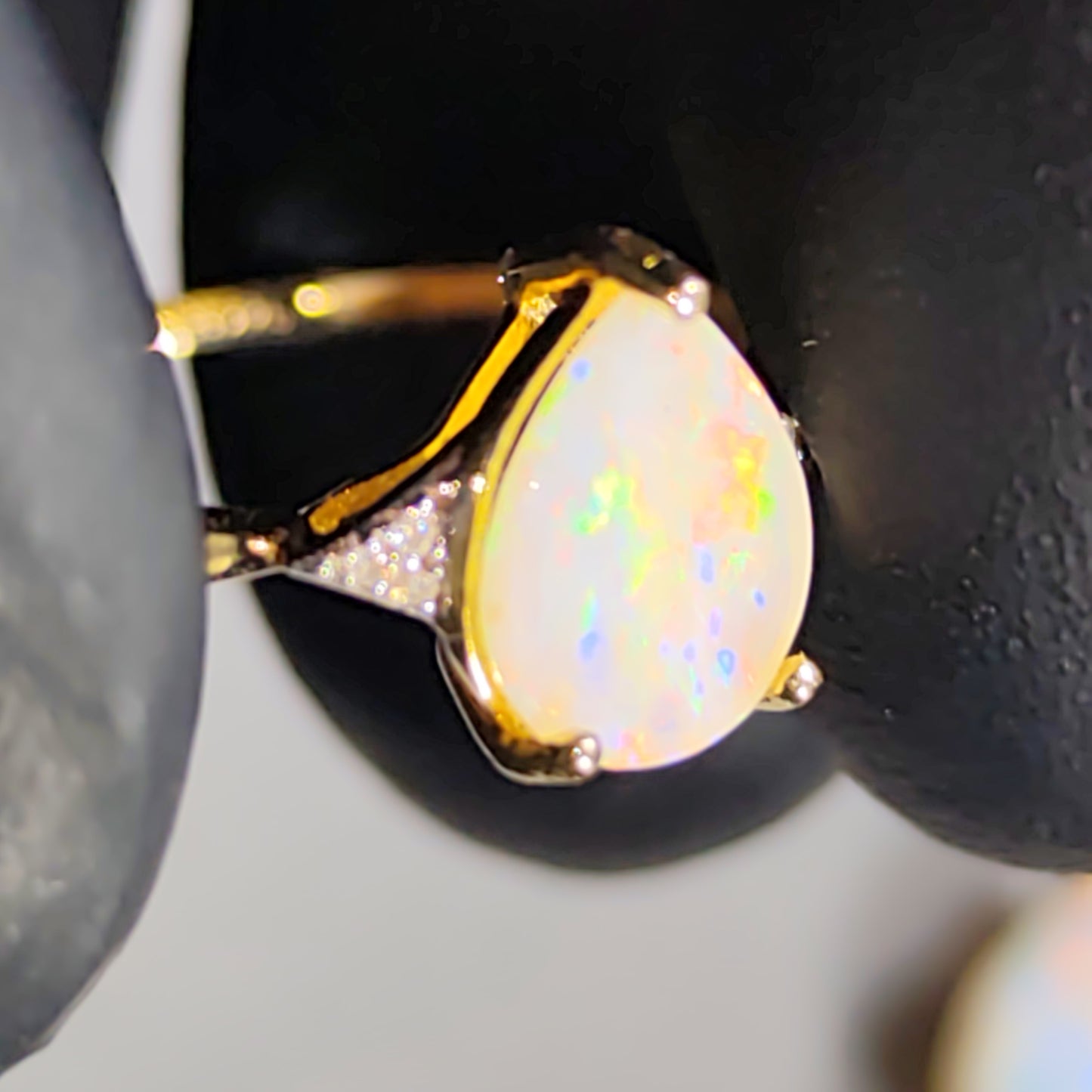 Bague or jaune 14 carats opale australienne et diamants